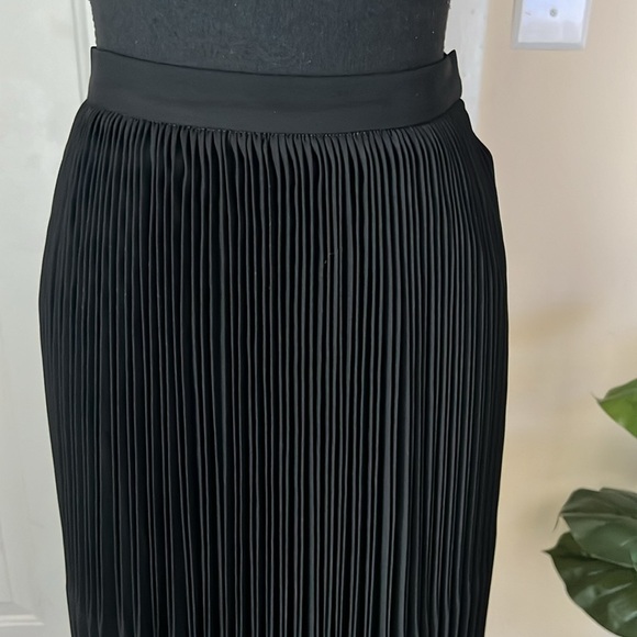 CLANE Black Pleated Midi Skirt Size XS - Picture 8 of 13
